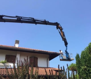 Worker platform extended over a residential house